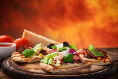 lezzetli İtalyan pizza tahta masada görev yaptı.