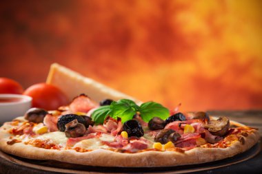 lezzetli İtalyan pizza tahta masada görev yaptı.