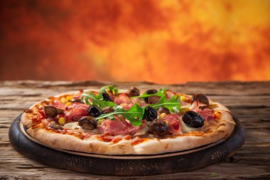 lezzetli İtalyan pizza tahta masada görev yaptı.