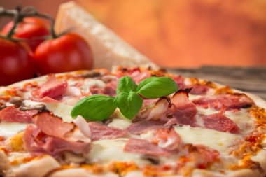 lezzetli İtalyan pizza tahta masada görev yaptı.