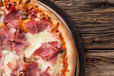 lezzetli İtalyan pizza tahta masada görev yaptı.