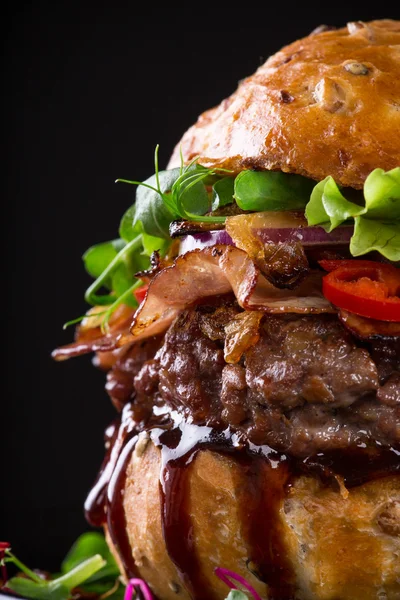 แฮมเบอร์เกอร์อร่อยบนไม้ — ภาพถ่ายสต็อก