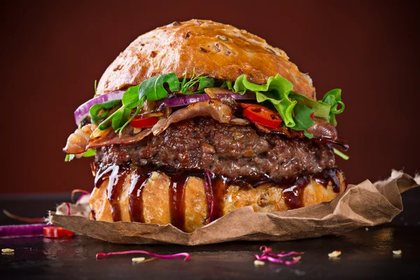 Delizioso hamburger su legno — Foto Stock