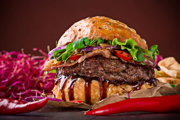 Hambúrguer delicioso em madeira — Fotografia de Stock