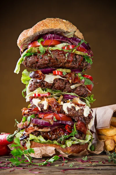 Delicioase hamburger mare pe lemn — Fotografie, imagine de stoc