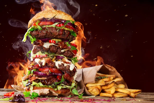 Delicioso hambúrguer grande em madeira — Fotografia de Stock