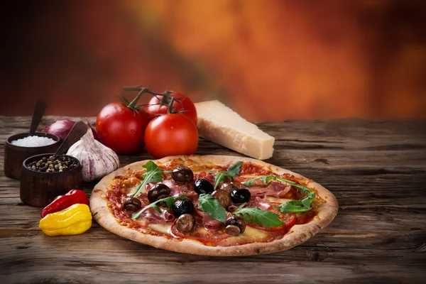 木製のテーブルで提供していますおいしいイタリアン ピザ — ストック写真