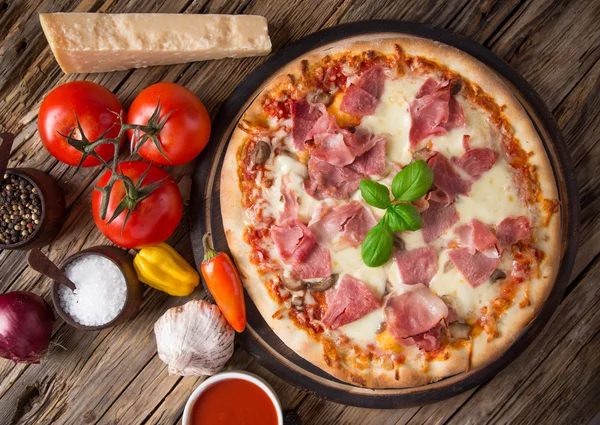 Leckere italienische Pizza auf Holztisch serviert — Stockfoto