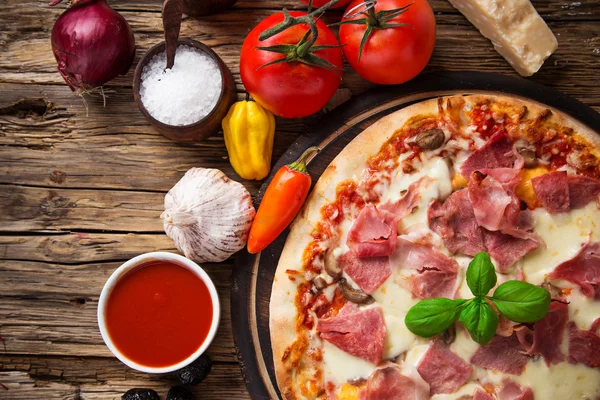 Läcker italiensk pizza serveras på träbord — Stockfoto