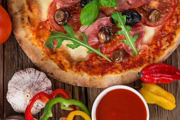 Leckere italienische Pizza auf Holztisch serviert — Stockfoto