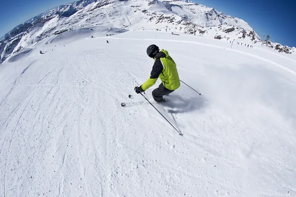 Sciatore in alta montagna — Foto Stock