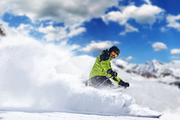 Skiër in hoge bergen — Stockfoto