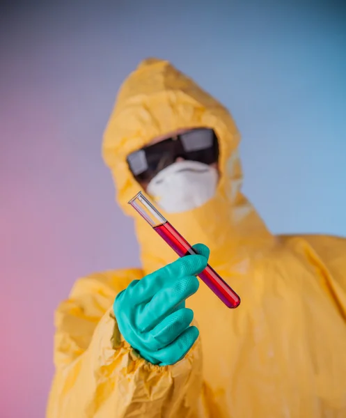 Wissenschaftler mit Schutzanzug, ebola-Konzept. — Stockfoto