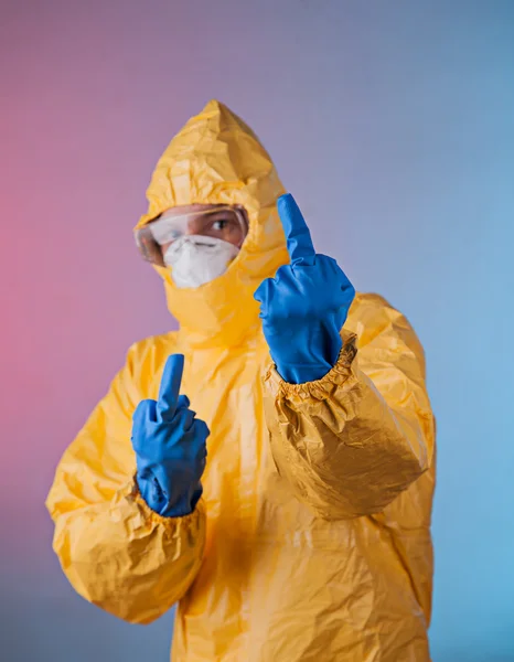 Wissenschaftler mit Schutzanzug, ebola-Konzept. — Stockfoto