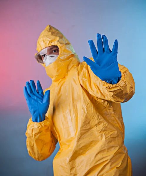 Wetenschapper met beschermende pak, ebola concept. — Stockfoto