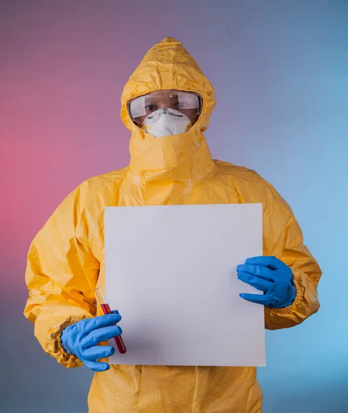 Wissenschaftler mit Schutzanzug, ebola-Konzept. — Stockfoto