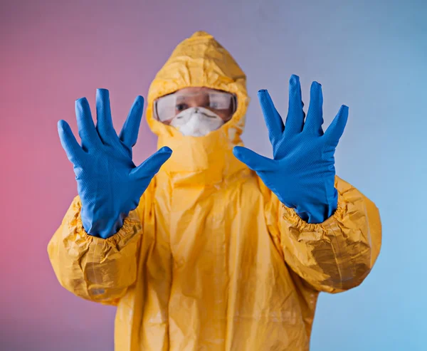 Wetenschapper met beschermende pak, ebola concept. — Stockfoto