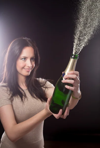 Junge brünette Frau mit Champagnerglas — Stockfoto