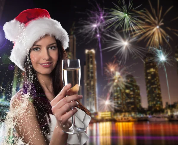 Junges Weihnachtsmädchen mit Champagnerglas — Stockfoto