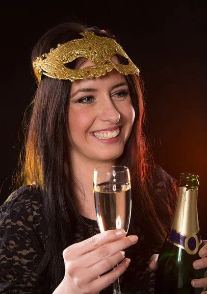 Junge brünette Frau mit Champagnerglas — Stockfoto