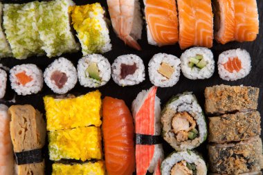 Suşi yemek çeşitler üzerinde siyah