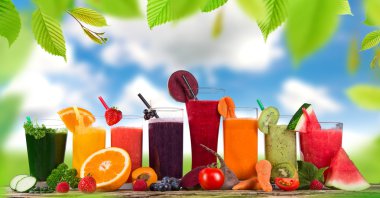 Taze sıkılmış meyve suyu, sağlıklı içecekler.