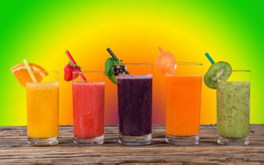 Taze sıkılmış meyve suyu, sağlıklı içecekler.