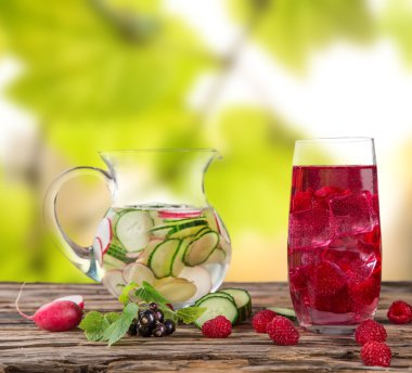 Taze sıkılmış meyve suyu, sağlıklı içecekler.