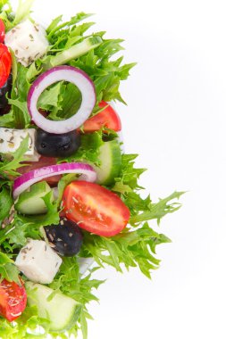 beyaz üzerine taze lezzetli salata