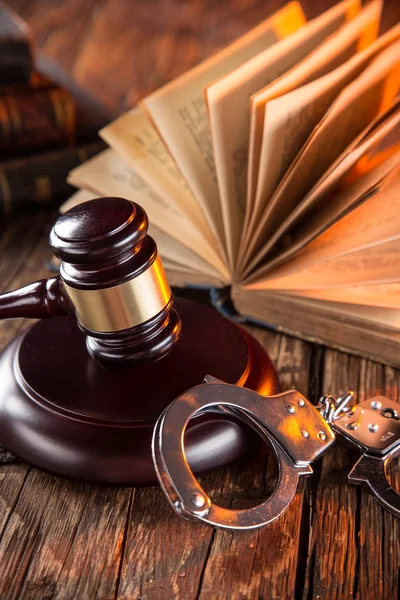 Wooden gavel and books on wooden table — Stock Photo, Image