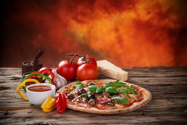 Leckere frische Pizza — Stockfoto