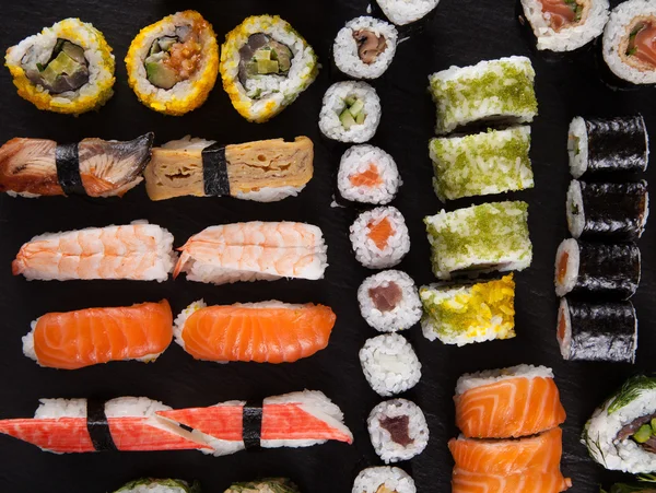 Ассортимент суши на черном блюде — стоковое фото
