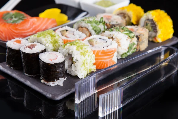 Sushi assortimento su piatto nero — Foto Stock