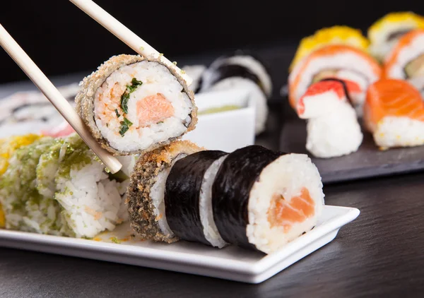 Sushi Assortment Em prato preto — Fotografia de Stock