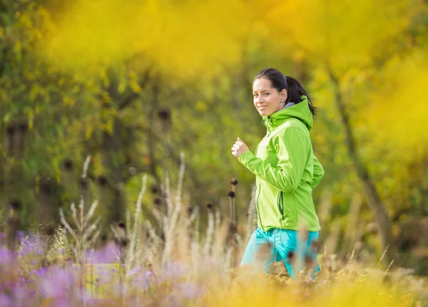 Young happy brunette woman training outside — Stock Photo, Image