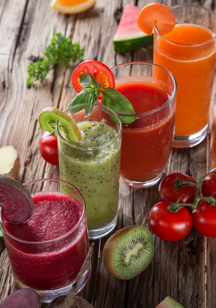 Taze sıkılmış meyve suyu, sağlıklı içecekler.