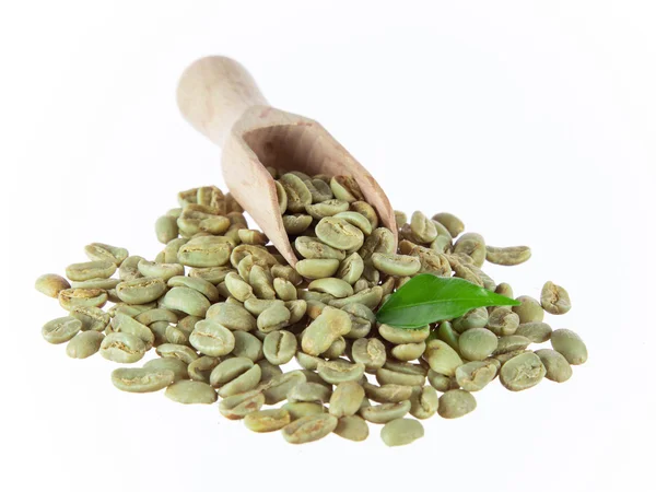 Gröna kaffebönor i trä skål — Stockfoto