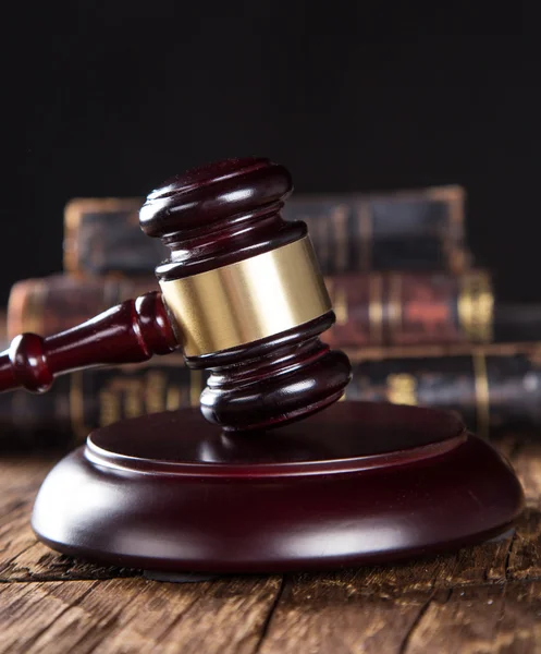 Wooden gavel and books on wooden table — Stock Photo, Image