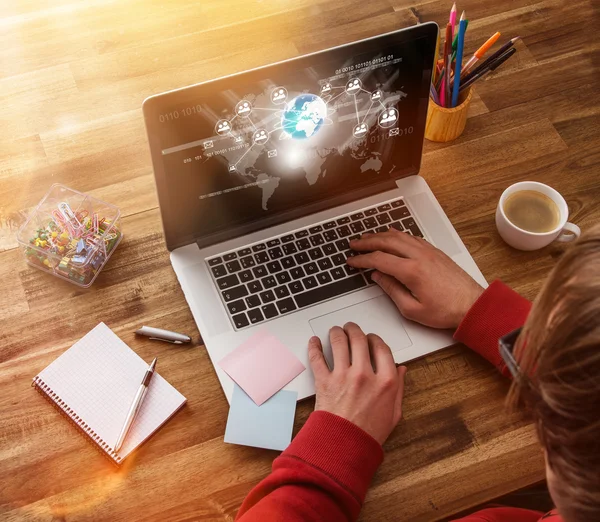 Oficina de trabajo con escritorio de madera . — Foto de Stock