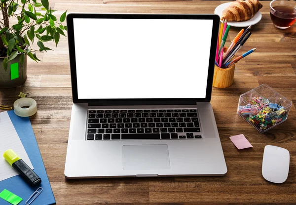 Oficina de trabajo con escritorio de madera . —  Fotos de Stock