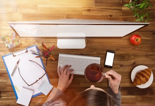 Escritório local de trabalho com mesa de madeira . — Fotografia de Stock