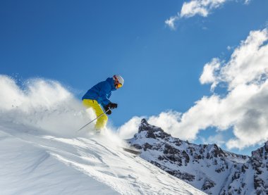 Yüksek dağlarda kayak yapan kayakçı.