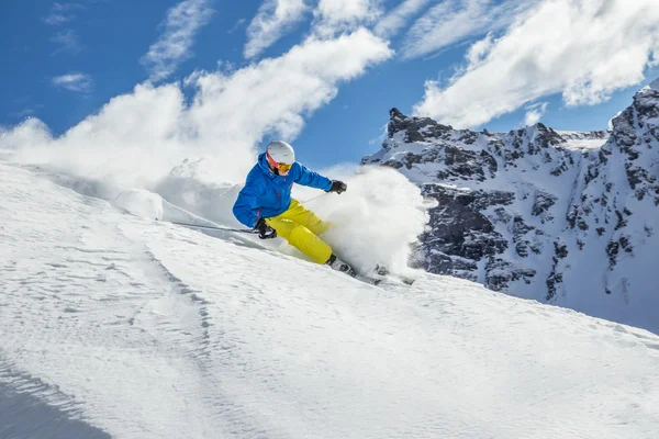 Skiër afdaling in hoge bergen — Stockfoto