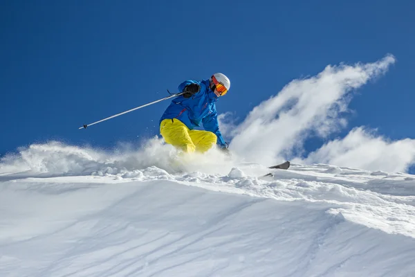 Sciatori che sciano in discesa in alta montagna — Foto Stock