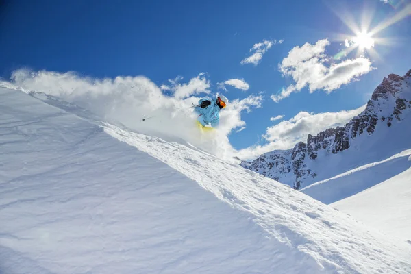 Esqui esqui downhill em altas montanhas — Fotografia de Stock