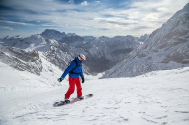 yüksek Dağları'nda snowboard