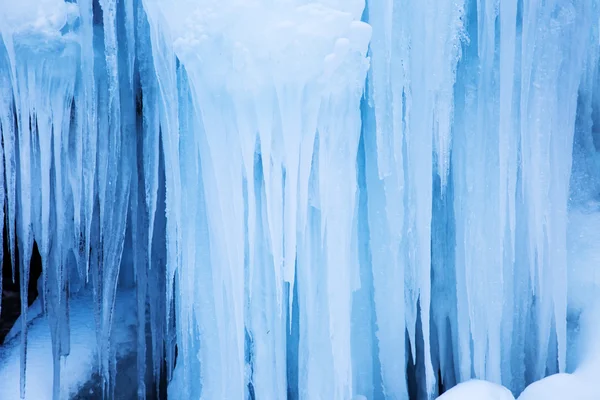 Cascada congelada de carámbanos azules — Foto de Stock