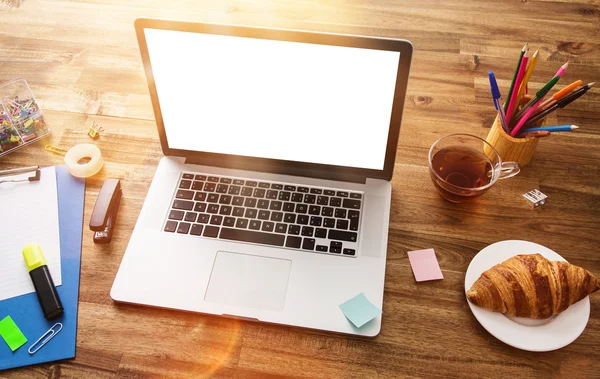 Office werkplek met houten bureau. — Stockfoto