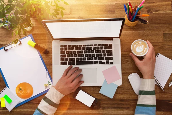 Escritório local de trabalho com mesa de madeira . — Fotografia de Stock