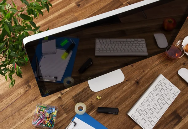 Oficina de trabajo con escritorio de madera . —  Fotos de Stock